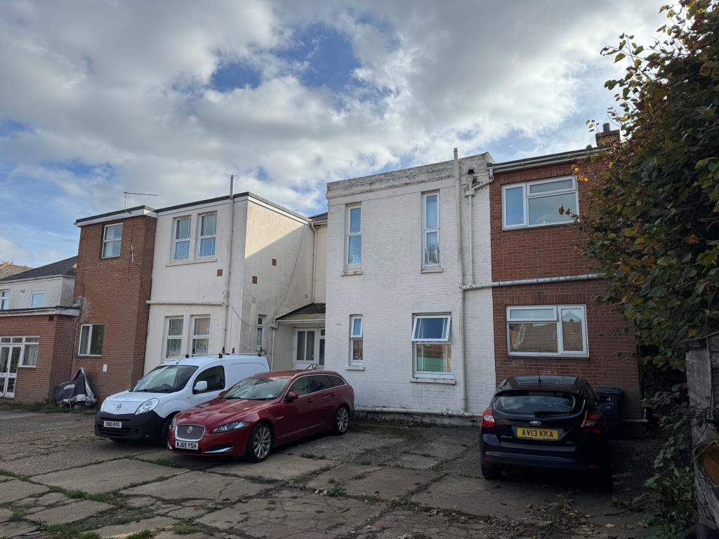 Lot: 111 - FREEHOLD BLOCK OF EIGHT FLATS AND FIVE LOCK-UP GARAGES FOR INVESTMENT - Rear view of block with parking